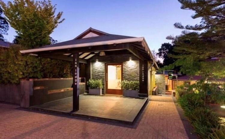 Mahogany Inn And Distillery Mahogany Creek Exterior foto